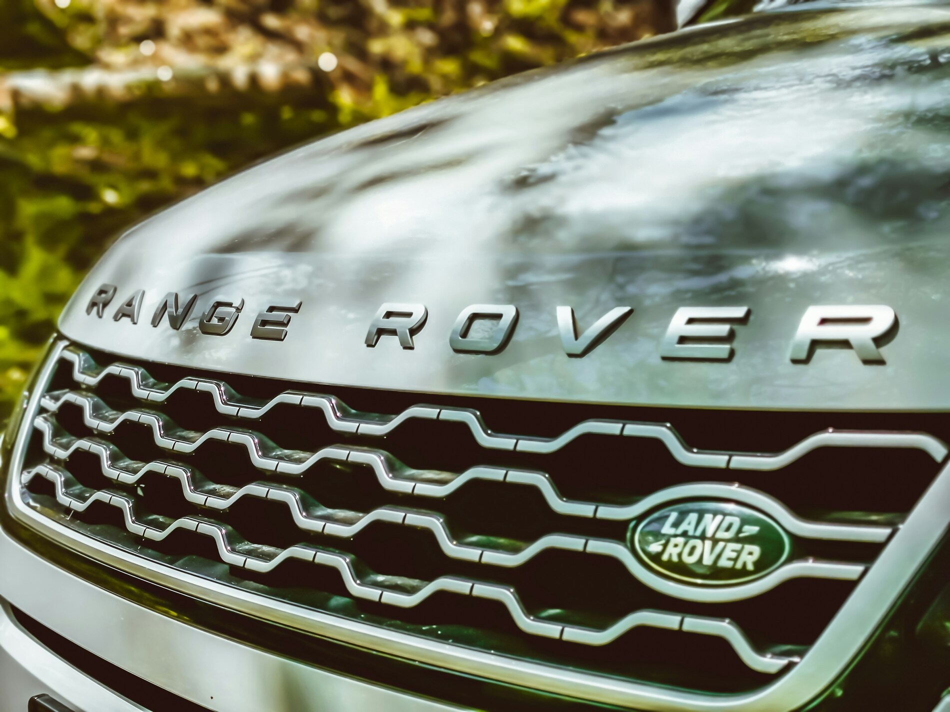 Range Rover’s Fresh Logo Comes with a Stylish Twist