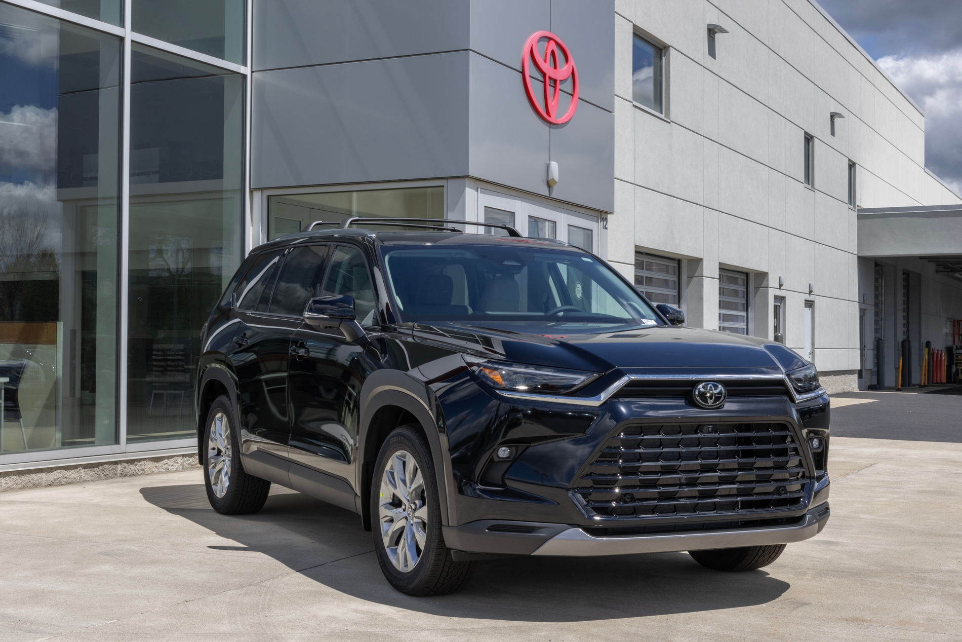 I Drove the 2025 Toyota Grand Highlander Hybrid with My Toddlers – Here’s How It Went