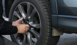 How to Change a Flat Tire: Step-by-Step Guide for Beginners