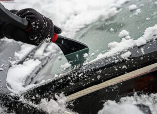 How to De-Ice Your Windshield Quickly Without Damaging the Glass