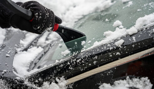 How to De-Ice Your Windshield Quickly Without Damaging the Glass