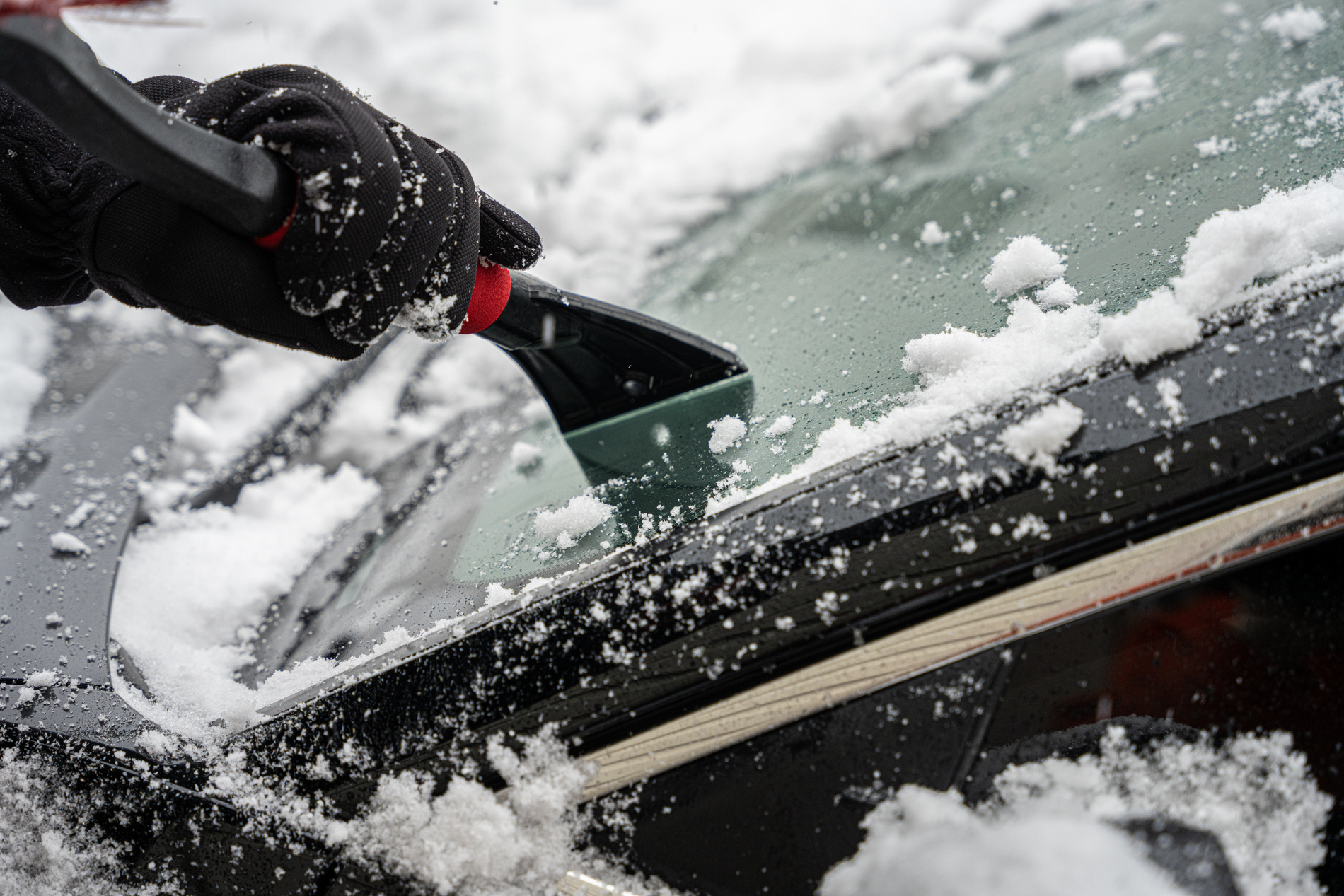 How to De-Ice Your Windshield Quickly Without Damaging the Glass