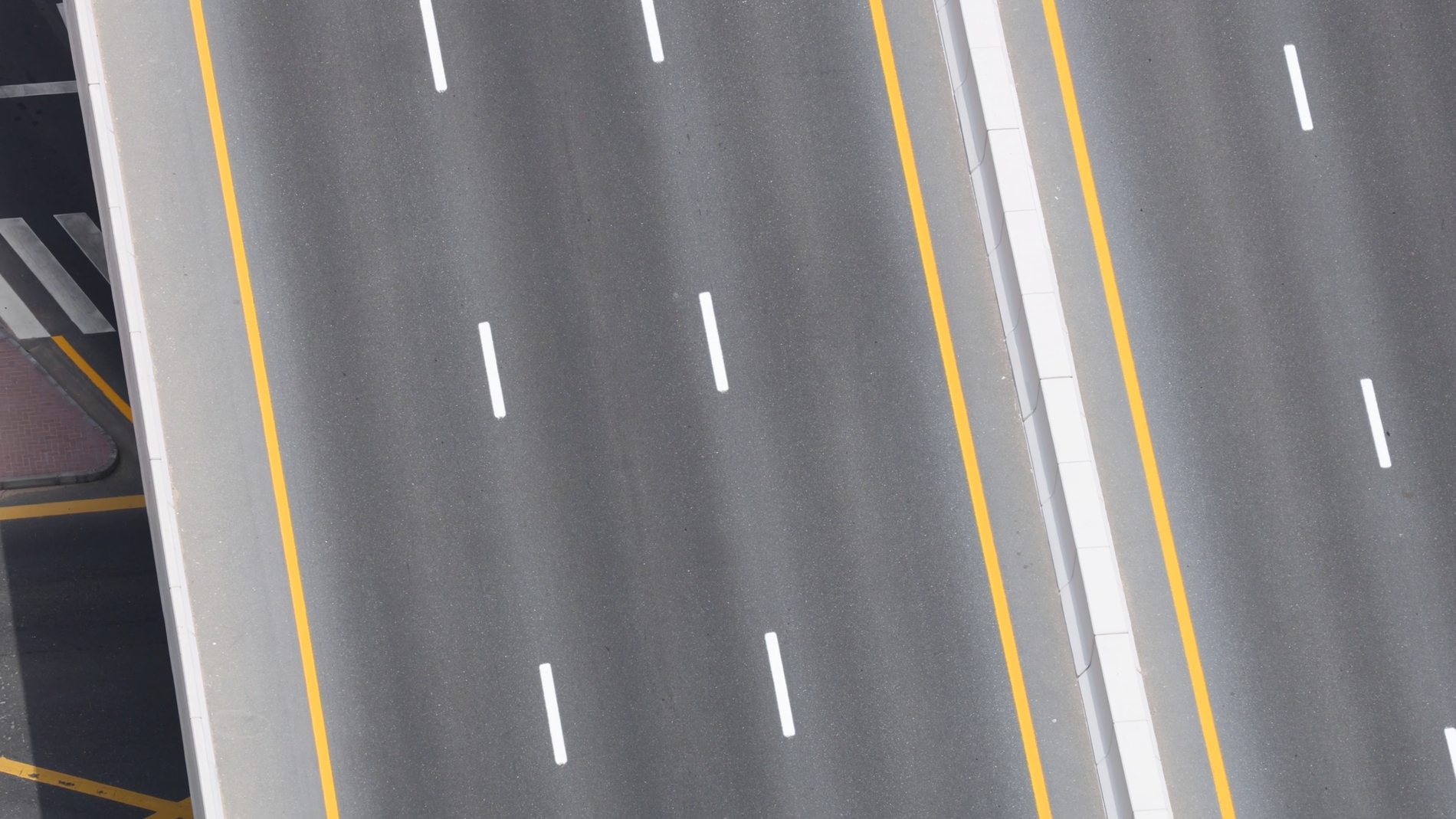 Yellow edge lines